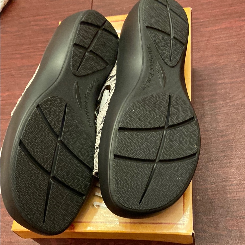 Barefoot Freedom Gray and Black Sandals - Picture 8 of 9